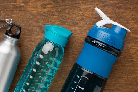 Botella de agua: qué material es más higiénico. Foto: Freepik Botella de agua: qué material es más higiénico. Foto: Freepik