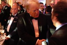 El presidente Milei estrecha la mano de Donald Trump en la visita a su mansión de Mar-a-Lago en Palm Beach y espero que ahora ese vínculo se afiance y beneficie a país. Foto: Presidencia