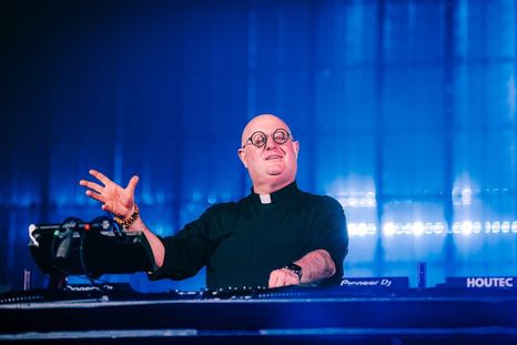 Conocé cuales fueron los primeros pasos del famoso sacerdote que hace vibrar a fieles y entusiastas de la electrónica. Conocé cuales fueron los primeros pasos del famoso sacerdote que hace vibrar a fieles y entusiastas de la electrónica.