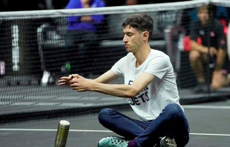 Un activista se incendió un brazo en plena Laver Cup.