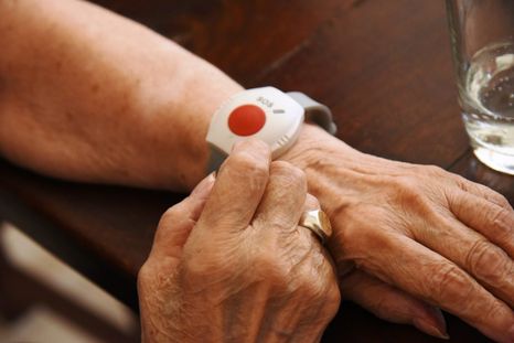 El botón de pánico para adultos mayores está conectado al Centro de Monitoreo municipal y permite dar aviso inmediato ante una emergencia.