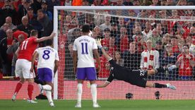 Dibu Martínez casi salva a Aston Villa ante Nottigham Forest.
