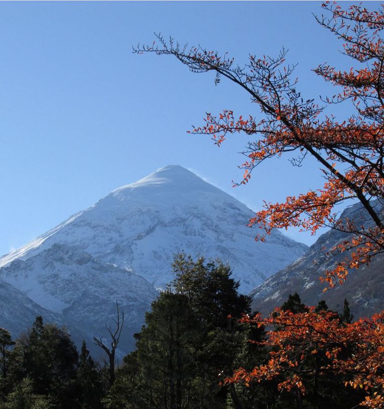 El volcán Lanín está en el extremo sudeste de la cadena volcánica Villarrica-Quetrupillán-Lanin. Foto: Segemar El volcán Lanín está en el extremo sudeste de la cadena volcánica Villarrica-Quetrupillán-Lanin. Foto: Segemar