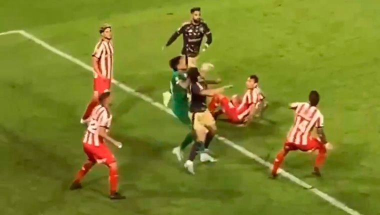 El gol anulado a Cavani por carga al arquero de Barracas generó una gran polémica. Foto: Captura @davidgangaf