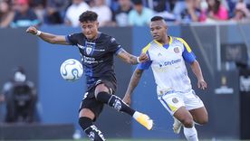 Daykol Romero, de Independiente del Valle, disputa un balón con Jáminton Campaz, de Rosario Central.&nbsp;