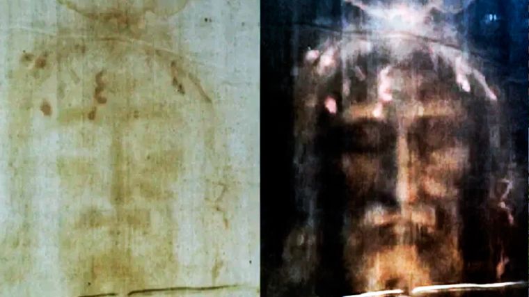 El rostro de la Sábana Santa de Turín, ampliado en alta definición, revela rasgos y heridas compatibles con la crucifixión. Imagen: Dianelos Georgoudis vía Wikimedia Commons.