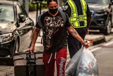 Los residentes de un edificio a pocos kilómetros de Surfside tuvieron que evacuar por daños estructurales. Foto: GETTY IMAGES