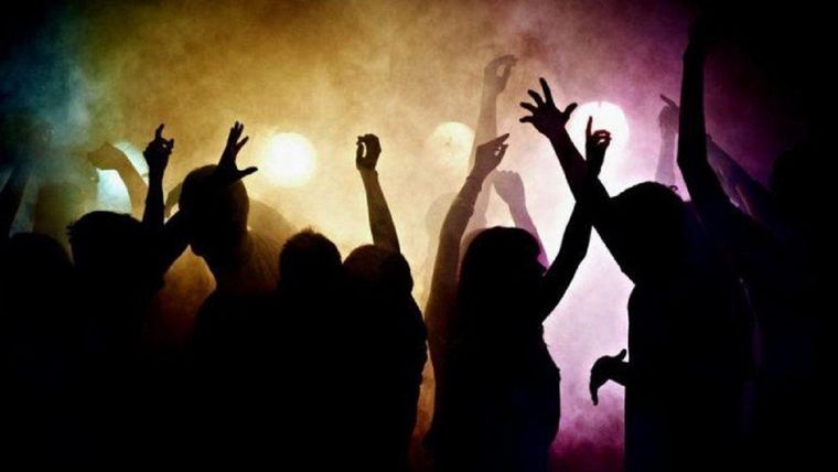 La provincia de Buenos Aires planea fiestas controladas en espacios al aire libre para reducir las clandestinas