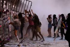 Algunas manifestantes intentaron romper una barrera metálica que se había levantado antes de la marcha Foto: REUTERS