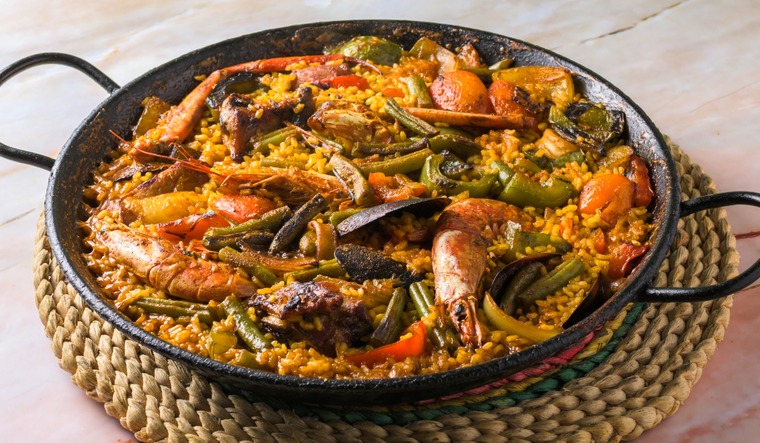 Cada región de España tiene su propia receta de paella, variando ingredientes según la disponibilidad local.