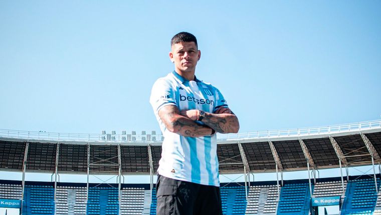 Marcos Rojo ya se calzó la camiseta de Racing.