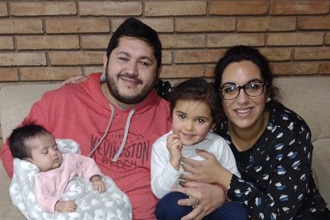 Ana junto su familia, una historia de resiliencia.