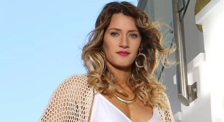 Así se usa el estampado de vaca según Mica Viciconte.