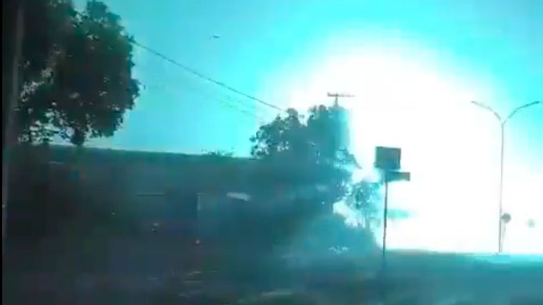 Un conductor registró impactantes destellos durante el fuerte temporal en Brasil.