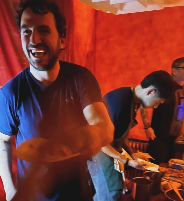 Los chefs trabajaron como locos, pero no perdieron nunca la alegría. Los chefs trabajaron como locos, pero no perdieron nunca la alegría.