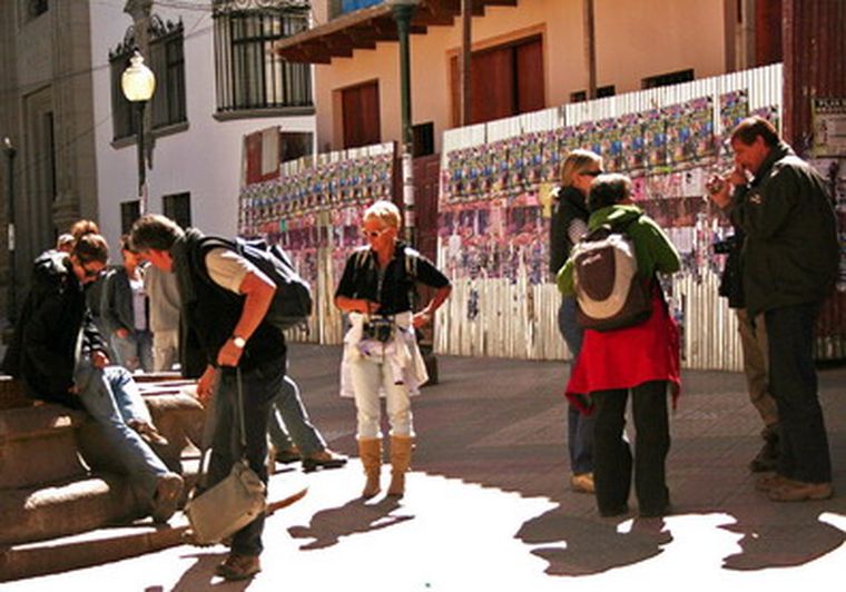 Turistas que no han podido salir de la región de Potosí. Foto: EFE