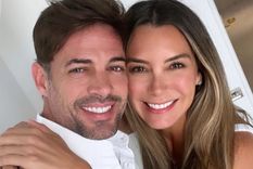 Elizabet Gutiérrez y William Levy se mostraron enamorados armando su arbolito de Navidad. Foto: Instagram/ Elizabeth Gutiérrez