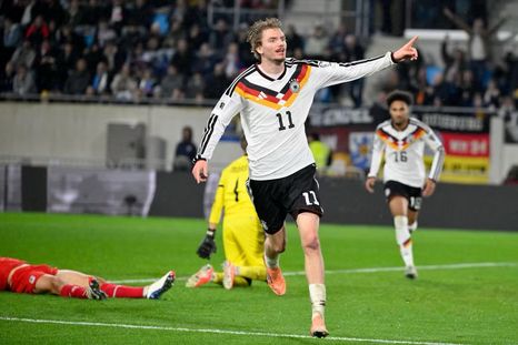 Alemania venció 2-0 a Luxemburgo como visitante y definirá el pasaje al Mundial en un mano a mano contra Eslovaquia. Alemania venció 2-0 a Luxemburgo como visitante y definirá el pasaje al Mundial en un mano a mano contra Eslovaquia.