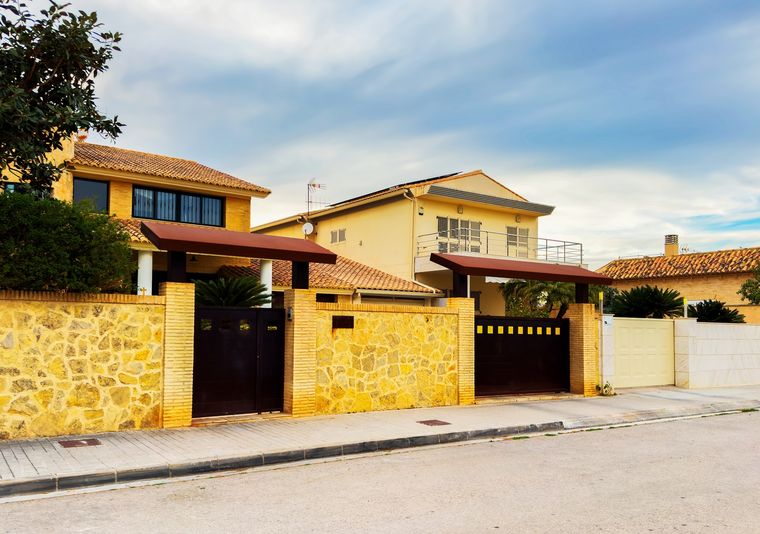 En España, el esfuerzo para comprar una vivienda baja fuerte cuando se comparte el ingreso.