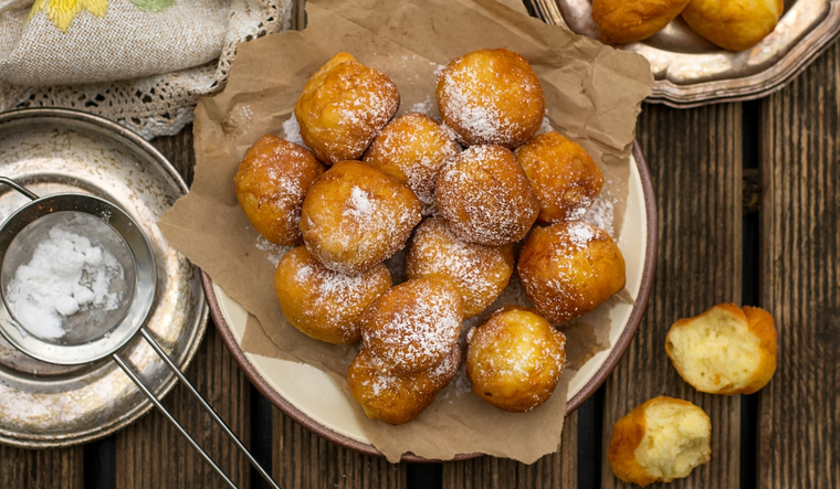La miel de piloncillo que acompaña a los buñuelos se elabora con caña de azúcar sin refinar, lo que le da un sabor profundo y natural a esta receta. La miel de piloncillo que acompaña a los buñuelos se elabora con caña de azúcar sin refinar, lo que le da un sabor profundo y natural a esta receta.