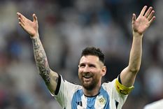 Messi celebra la consagración. Messi celebra la consagración.