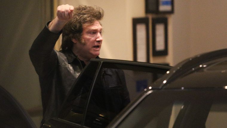 Javier Milei subiendo a uno de los vehículos que lo traslada. Foto: NA