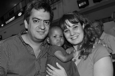 MDZol | Karina y Darío junto a su hija Rosalindha, en el Aeropuerto.