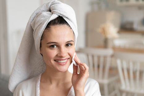 Este truco con una cuchara fría te salva de una mirada cansada. Foto: Freepik