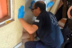 Borracho, quiso entrar a su casa por debajo de la puerta y quedó atrapado: lo sacaron con bomberos. Foto: Radio con vos Borracho, quiso entrar a su casa por debajo de la puerta y quedó atrapado: lo sacaron con bomberos. Foto: Radio con vos