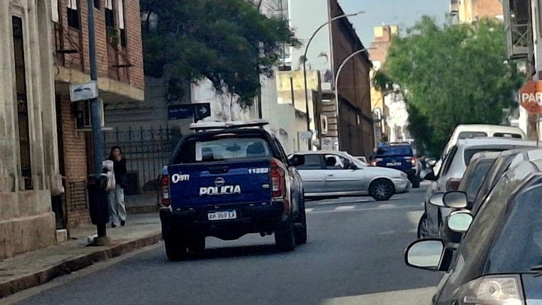 Un arquitecto de 44 años fue hallado muerto en una vivienda de barrio Alberdi de la ciudad de Córdoba, en un hecho que inicialmente fue reportado como un incendio, pero que ahora es investigado como un presunto homicidio.