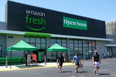 el futuro llego: asi es el carro inteligente del amazon fresh que cobra, pesa y resuelve problemas a los consumidores