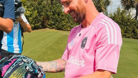 Franco Colapinto le obsequió a Lionel Messi su casco. Foto: @francocolapinto Franco Colapinto le obsequió a Lionel Messi su casco. Foto: @francocolapinto