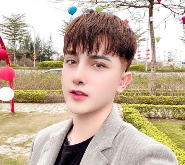 El joven vietnamita luego de las nueve operaciones en su cara