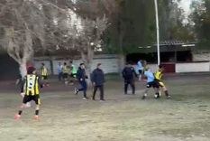 El enfrentamiento comenzó en el campo de juego y prosiguió en el camping del CEC. El enfrentamiento comenzó en el campo de juego y prosiguió en el camping del CEC.