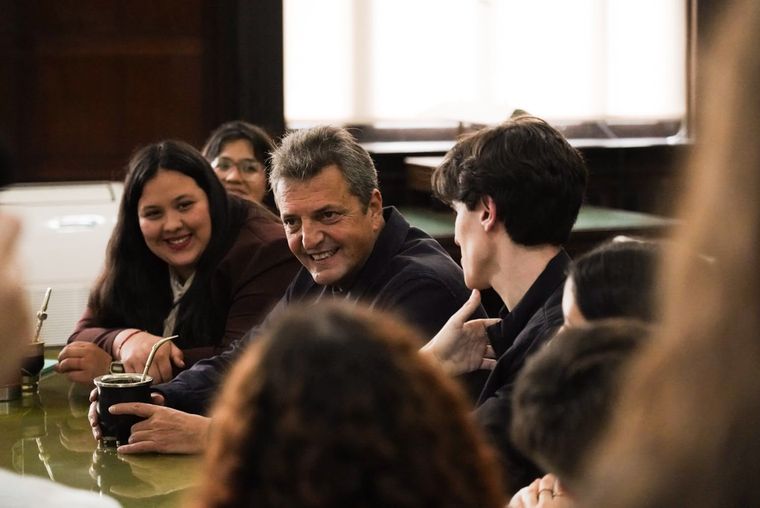 Massa, junto a jovenes del Frente Renovador
