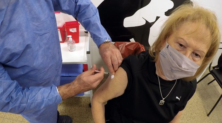 La mayoría de los mayores de 60 años ya recibieron una dosis. Foto: ALF PONCE MERCADO / MDZ