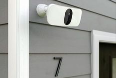 Las contraseñas débiles o el software desactualizado de las cámaras de seguridad pueden dejarlas vulnerables a los piratas informáticos. Foto: Arlo