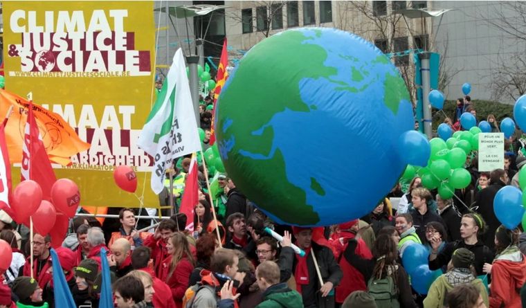 Las personas buscan cómo responder al cambio climático. Foto: EFE