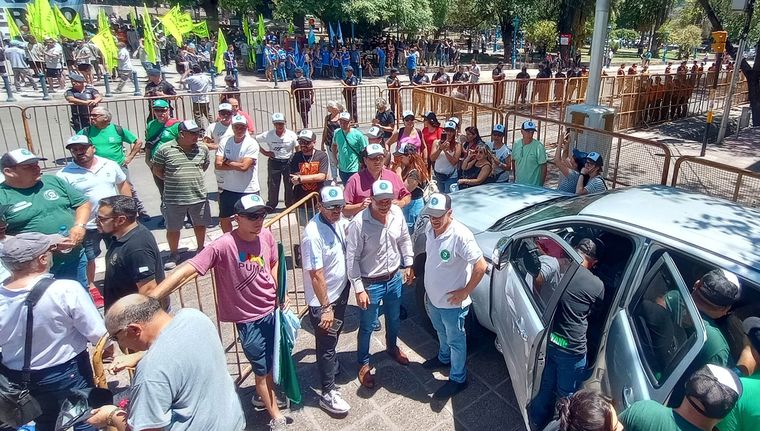 La Legislatura provincial fue el epicentro de la manifestación contra el Gobierno nacional Foto: Alf Ponce Mercado/MDZ