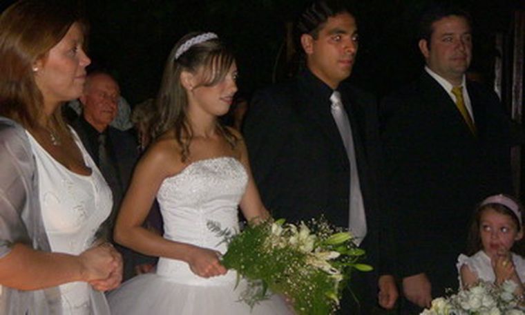 Los novios: Marianella Ferrer y Guillermo Alvarez. Y sus testigos: Claudia Polizzi y Andrés Miranda. Foto: MDZ
