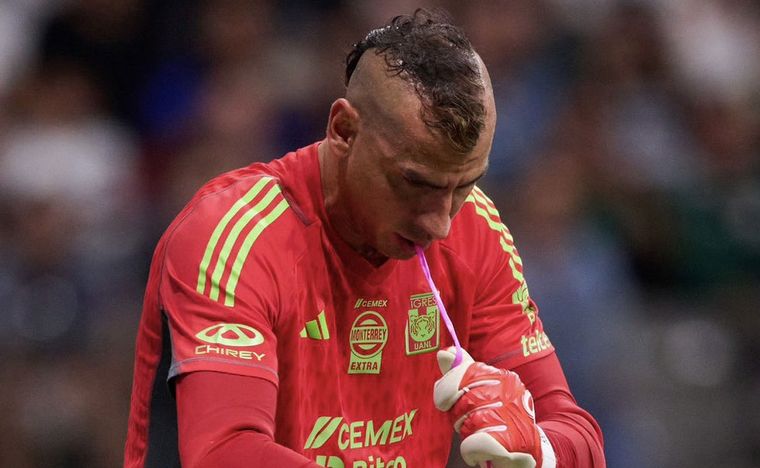 Nahuel Guzmán en la tanda de penales ante Vancouver. Foto: Tigres