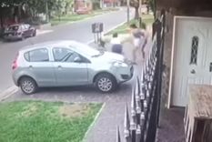 Uno de los momentos en que el ladrón es golepado por la dueña de casa y su amiga