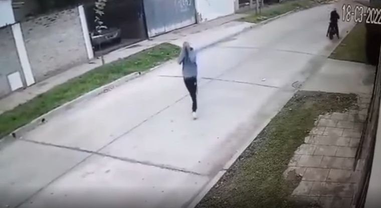 El niño se agarraba la cabeza cuando se dirigía a contarle a su madre sobre el robo