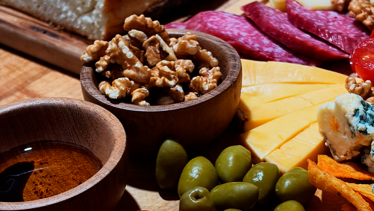 Entre copas de Malbec y tablas compartidas, la picada se convierte en una de las grandes compañeras de cada partido. Entre copas de Malbec y tablas compartidas, la picada se convierte en una de las grandes compañeras de cada partido.