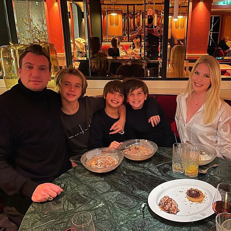 Maxi López y sus tres hijos. Constantino, Benedicto y Valentino.