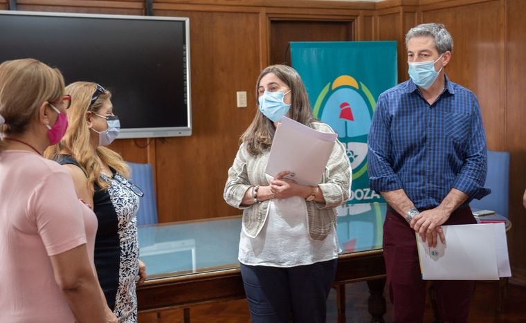 La ministra de Salud en el acto de entrega de los decretos de designación a trabajadores de la salud. Foto: Prensa Gobierno de Mendoza.