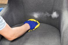 Limpieza sillón Los mejores consejos de limpieza. Foto: Fuente: Shutterstock