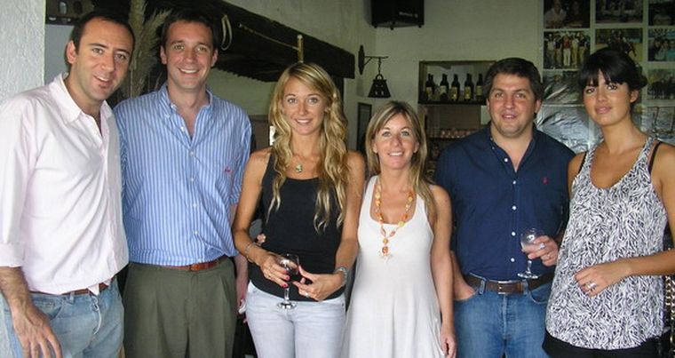 Juan Pablo Candisano, Fernando Gabrielli, Celina Odoriz, María José Napal, Diego Lago y Valentina Mussuto, entre los protagonistas del asado. Foto: MDZ
