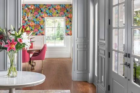 Pasillo que se caracteriza por su pintura con brillo suave para reflejar la luz. Foto: Etch Design Group