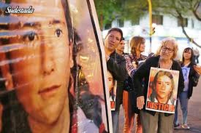 Cientos de personas se reunían pidiendo Justicia. Cientos de personas se reunían pidiendo Justicia.